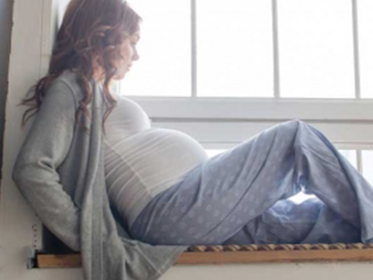 Frau, die nach einer Fehlgeburt erneut schwanger geworden ist und auf ihren Geburtstermin wartet.